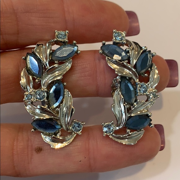 Sarah Coventry Jewelry - Sarah Coventry vintage clip on silver blue stone